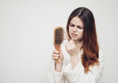 دراسة: المتعافون من كورونا يعانون تساقط الشعر