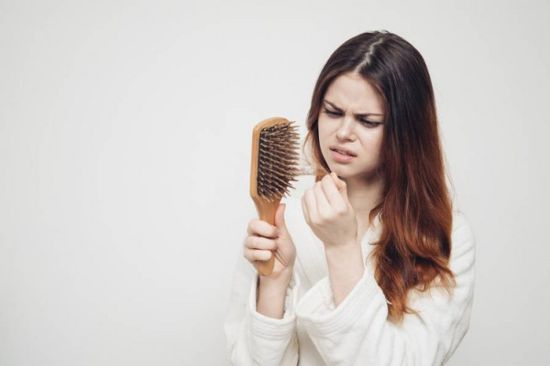 دراسة: المتعافون من كورونا يعانون تساقط الشعر
