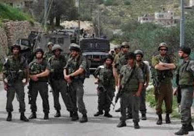  الاحتلال الاسرائيلي يعتقل فلسطينيا بعد مداهمة منزله