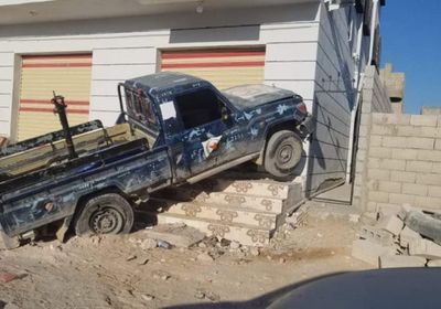 طقم عسكري إخواني يصطدم بمكتب عقارات بعتق