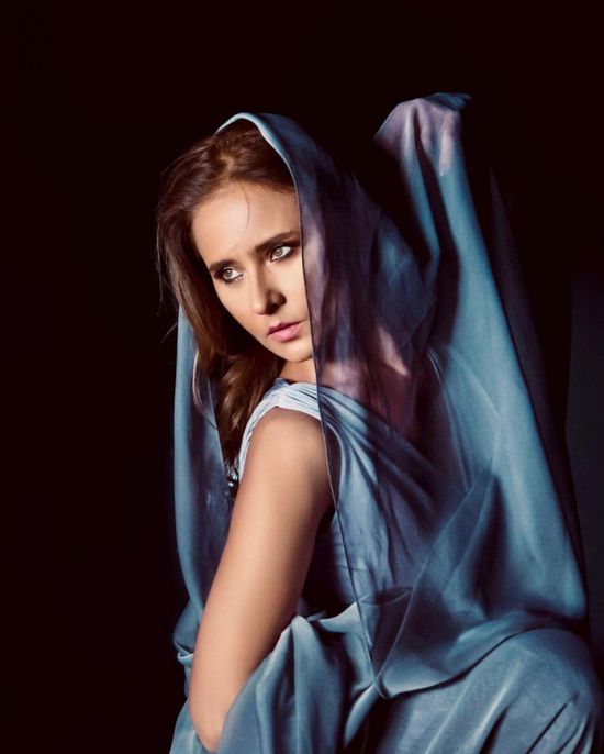 نيللي كريم تخطف الأنظار بجلسة تصوير جديدة