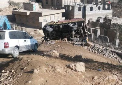 انقلاب شاحنة على طريق "الصحى- كربة" بتعز