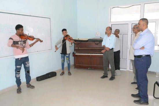 مأمور صيرة يتفقد معهد جميل غانم ويوجه بتدبير احتياجاته