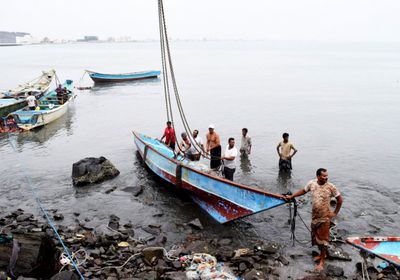 حراسات ميناء قنا الإخواني تصادر قوارب الصيادين