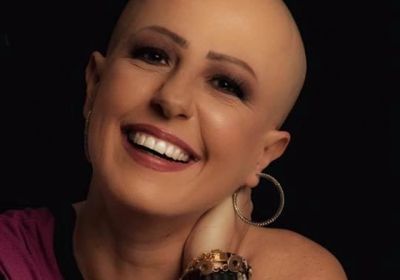 مذيعة مصرية تعلن إصابتها بالسرطان وتنشر صورها بدون شعر