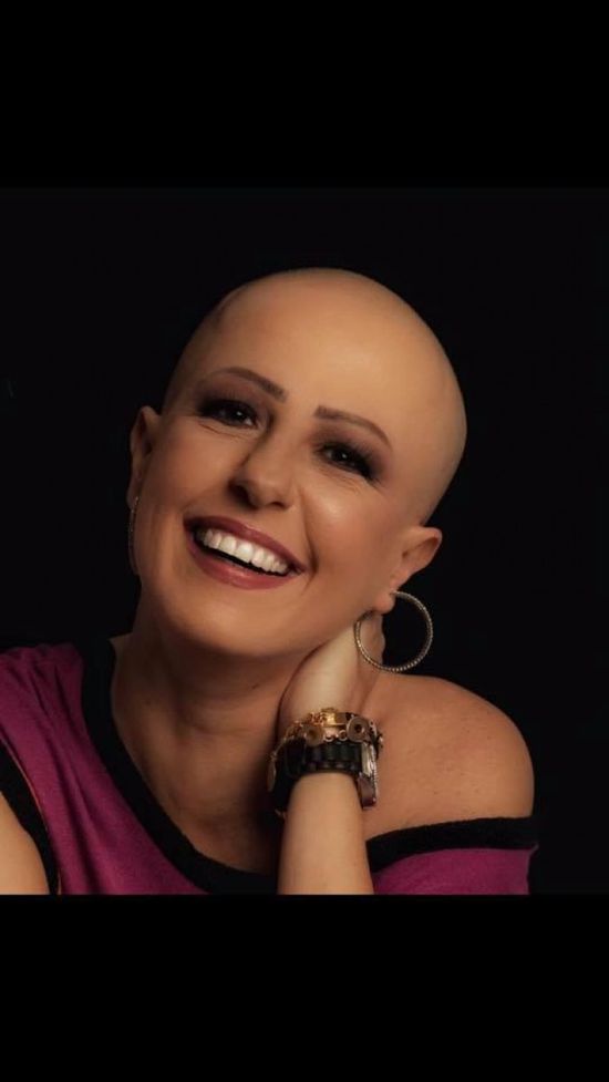 مذيعة مصرية تعلن إصابتها بالسرطان وتنشر صورها بدون شعر