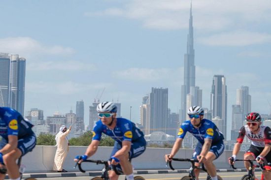 محمد بن راشد يشهد جانبًا من منافسات "طواف الإمارات للدراجات الهوائية"