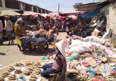 تكدس القمامة يُحاصر سوق الأسماك بزنجبار
