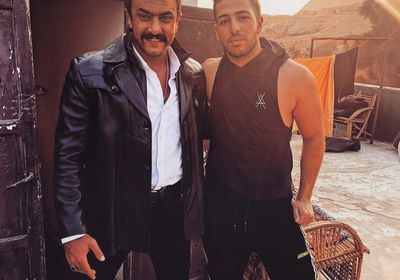 أحمد العوضي برفقة حفيد محمود ياسين في كواليس "اللي ملوش كبير"