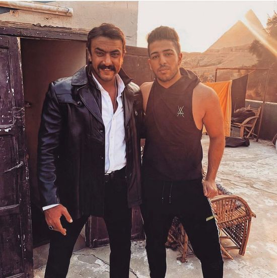 أحمد العوضي برفقة حفيد محمود ياسين في كواليس "اللي ملوش كبير"