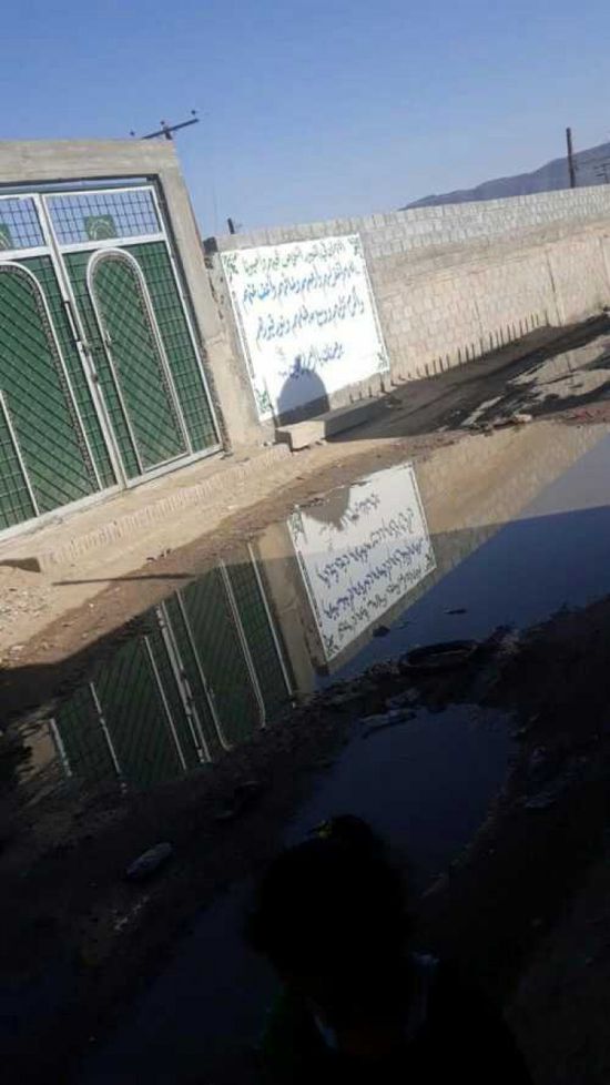 وسط تجاهل سلطة شبوة.. مياه الصرف تُحاصر القبور