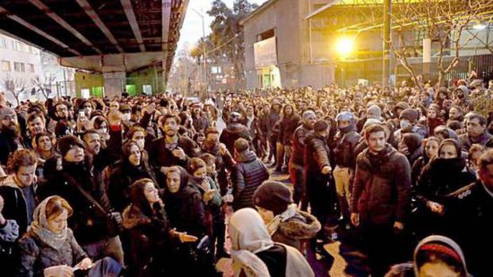 تزامنًا مع الاحتجاجات.. استمرار قطع الإنترنت في إيران