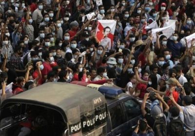 شرطة ميانمار تطلق الرصاص على محتجين ومقتل 7 أشخاص