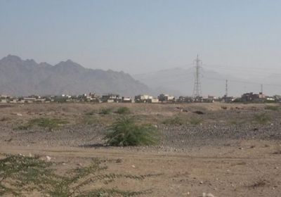 عناصر حوثية ترشق منازل حيس بالأسلحة الرشاشة