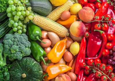 استقرار أسعار الخضروات والفواكه بأسواق عدن اليوم الإثنين