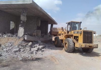 إزالة عشوائيات بمحيط حرم جامعة عدن في الشعب