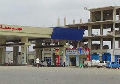 تلاعب بالسوق السوداء.. ارتفاع أسعار المحروقات في لحج