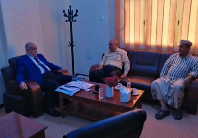 الوالي وبن الشيخ يبحثان المطالب العمالية في حضرموت