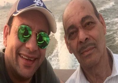 مصطفى قمر يحتفل بعيد ميلاد والده