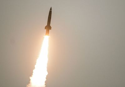 مليشيا الحوثي تُطلق صاروخًا باليستيًا من أحياء صنعاء