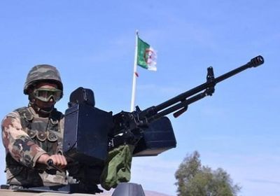 الجيش الجزائري يقبض على عنصر إرهابي ويدمر مخبأ للأسلحة