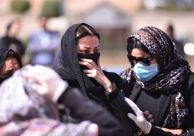 رضوى الشربيني تنهار بالبكاء في جنازة والدتها (صور)