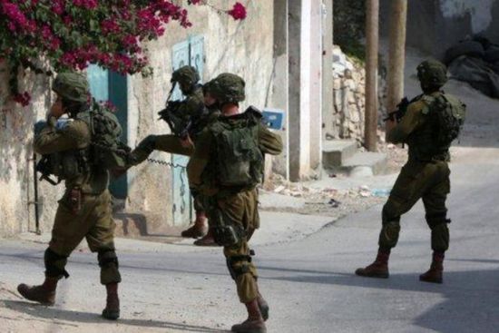الاحتلال الإسرائيلي يداهم منزل شاب فلسطيني وتعتقله