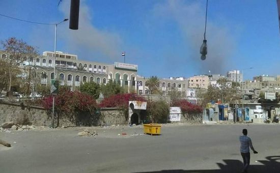 الحوثيون يقصفون مستشفى الثورة في تعز