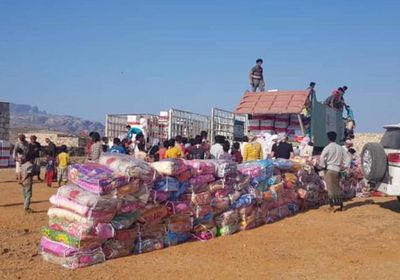 "خليفة الإنسانية" توزع كسوة شتوية على أسر دكسم بسقطرى