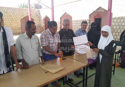 تكربم الطالبة الأولى بالصف التاسع في أبين