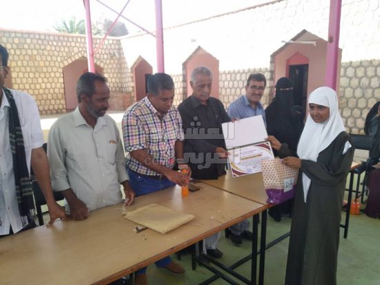 تكربم الطالبة الأولى بالصف التاسع في أبين