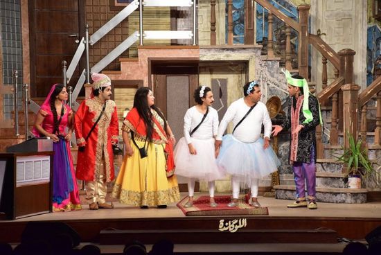 أشرف عبدالباقي ينشر صور حصرية من مسرحية "اللوكاندة"