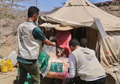 1400 حقيبة شتوية للنازحين في المعافر والشمايتين