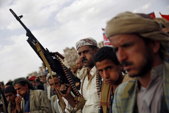 "الخليج": الدعم الإيراني يوفر الغطاء لاعتداءات الحوثيين
