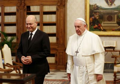البابا فرنسيس يلتقي بالرئيس العراقي في قصر بغداد