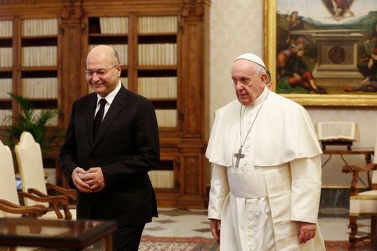 البابا فرنسيس يلتقي بالرئيس العراقي في قصر بغداد