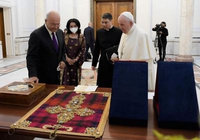 العراق يقدم هدية فريدة من نوعها إلى البابا فرنسيس (صورة)