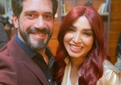 روجينا بالشعر الأحمر مع أحمد مجدي في كواليس "بنت السلطان"