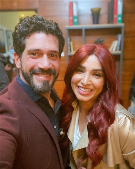 روجينا بالشعر الأحمر مع أحمد مجدي في كواليس "بنت السلطان"