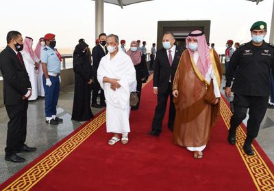  رئيس وزراء ماليزيا يصل السعودية لأداء مناسك العمرة (صور)