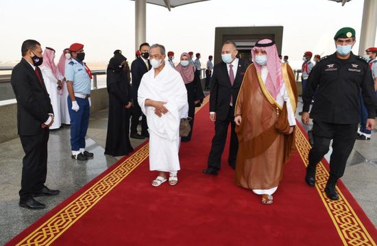  رئيس وزراء ماليزيا يصل السعودية لأداء مناسك العمرة (صور)
