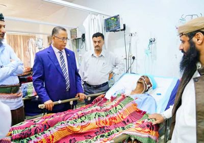 الخُبجي يطمئن على جرحى تفجير الشعب الإرهابي