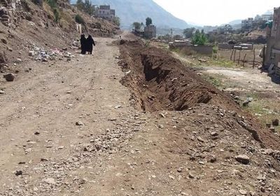 مسؤول بإب يعتدي على شارع عام لتوسعة أرضه