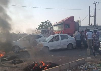 بسبب أزمة الكهرباء.. مواطنون يقطعون طريق الحسيني بتبن