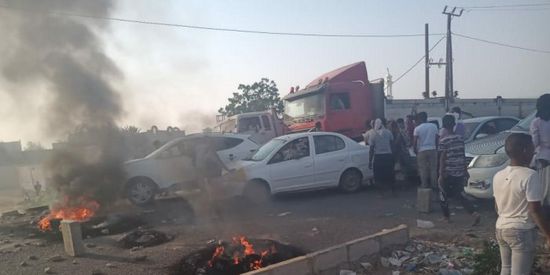 بسبب أزمة الكهرباء.. مواطنون يقطعون طريق الحسيني بتبن