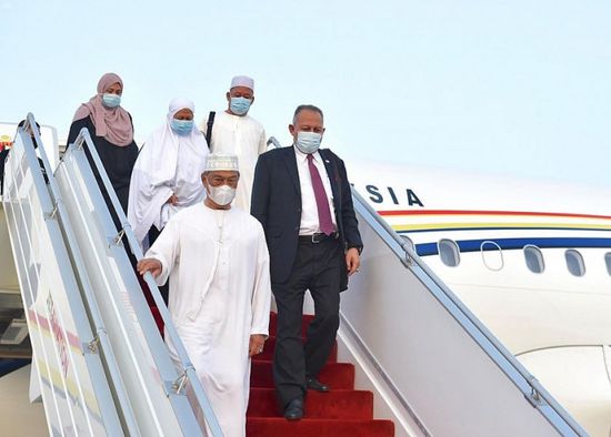 رئيس وزراء ماليزيا يصل إلى المدينة المنورة (صور)