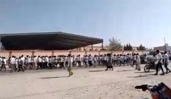 طلاب غيل باوزير يحتجون على الأوضاع المعيشية