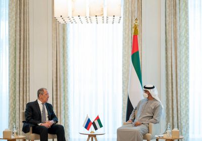 محمد بن زايد يلتقي وزير الخارجية الروسي ويكرمه بوسام الاتحاد