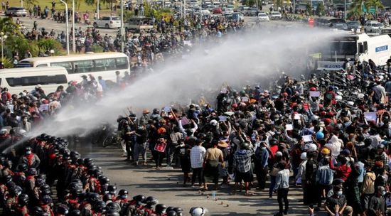 الشرطة اليونانية تطلق الغاز المسيل للدموع وخراطيم المياه لمنع اقتحام مخفر لها