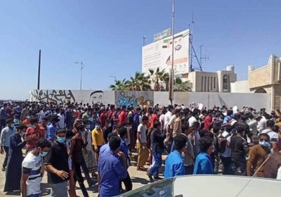 طلاب حضرموت ينضمون لثورة طرد الفساد (صور)